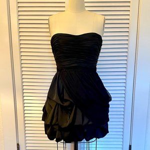 BEBE BLACK STRAPLESS PARTY DRESS. GATHERED BODICE AND DRAPED SKIRT. SIZE M.